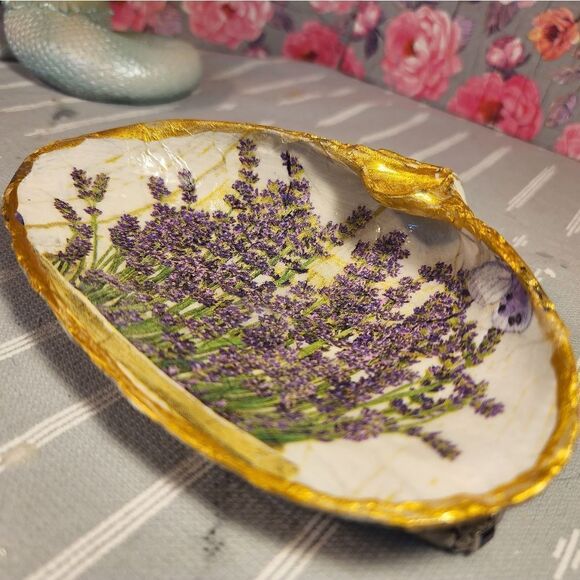 DECOUPAGE CLAM SHELL DECOUPAGE LAVENDER FLOWERS ON A CLAM SHELL TRINKET DISH - Picture 7 of 10